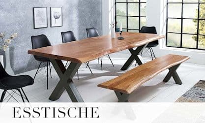 Ein Esstisch aus dunklem Holz und schwarzen Stühlen