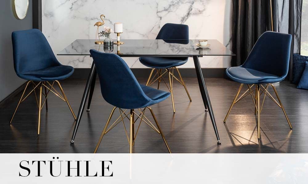 Vier edle blaue Stühle mit goldenen Beinen umranden einen Glastisch